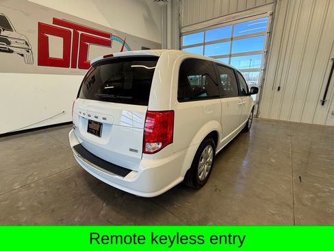 Used 2018 Dodge Grand Caravan SE w/ UConnect Hands-Free Group image 5