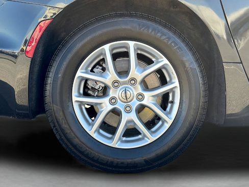 Used 2023 Chrysler Pacifica Touring-L FWD image 9