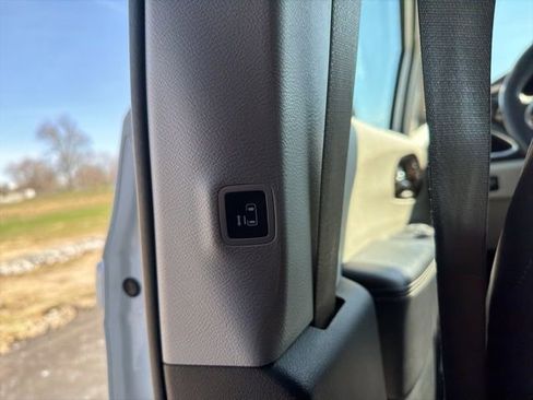 Used 2023 Chrysler Pacifica Limited FWD image 17