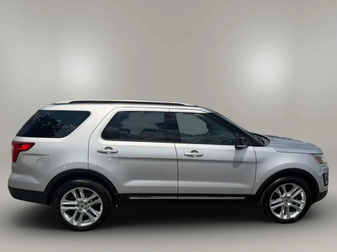 Used 2016 Ford Explorer XLT w/ Equipment Group 202A FWD image 5