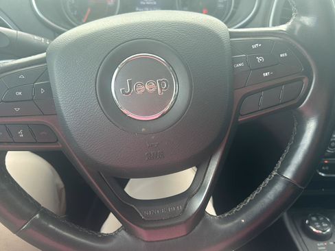 Used 2020 Jeep Cherokee Trailhawk w/ Cold Weather Group AWD/4WD image 12