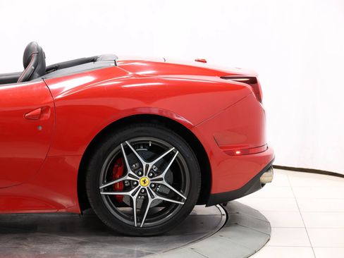 Used 2017 Ferrari California T RWD image 9
