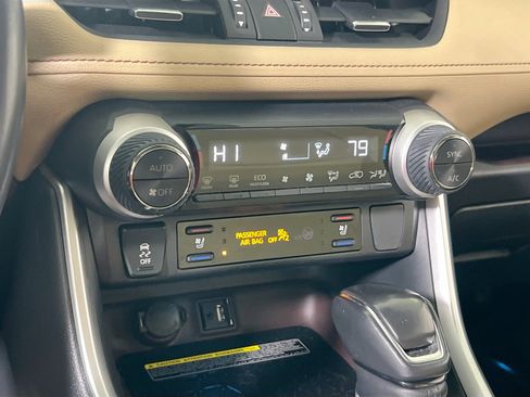 Used 2019 Toyota RAV4 Limited image 16