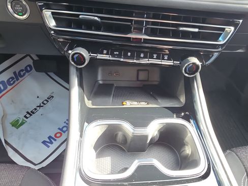 Used 2025 Chevrolet Traverse LT w/ Driver Confidence Package image 11