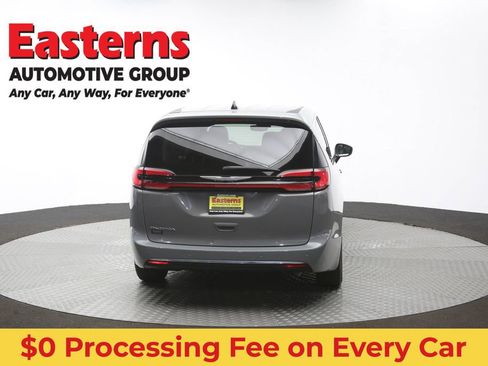 Used 2023 Chrysler Pacifica Touring-L FWD image 40