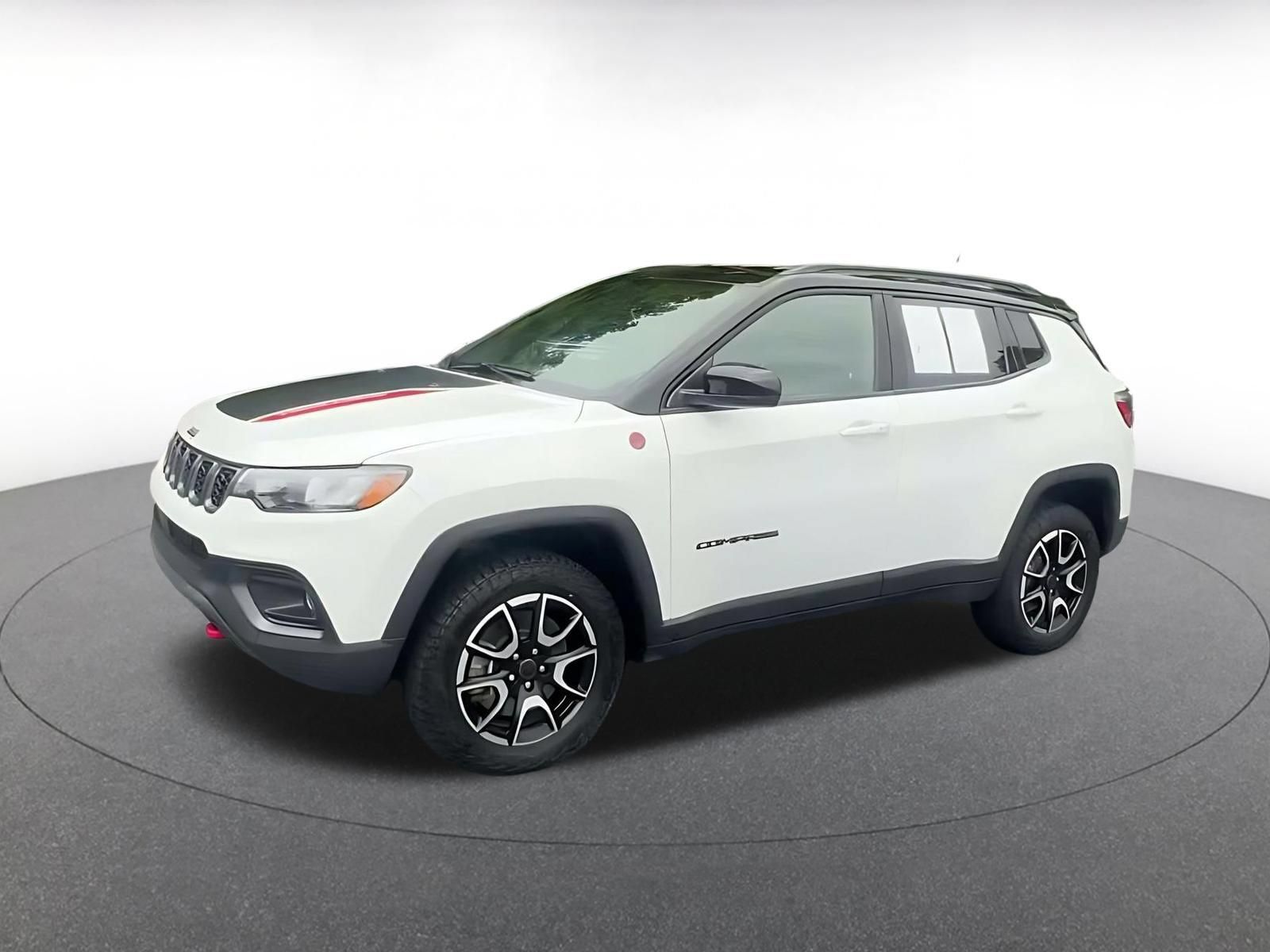 Used 2025 Jeep Compass Trailhawk AWD/4WD image 7