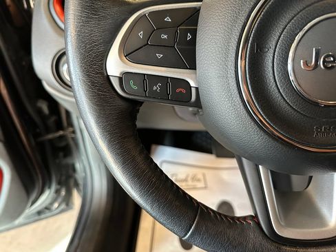 Used 2017 Jeep Renegade Trailhawk w/ Premium Trailhawk Package AWD/4WD image 10