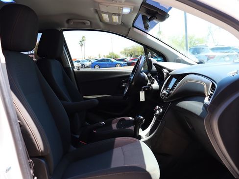 Used 2020 Chevrolet Trax LS FWD image 34