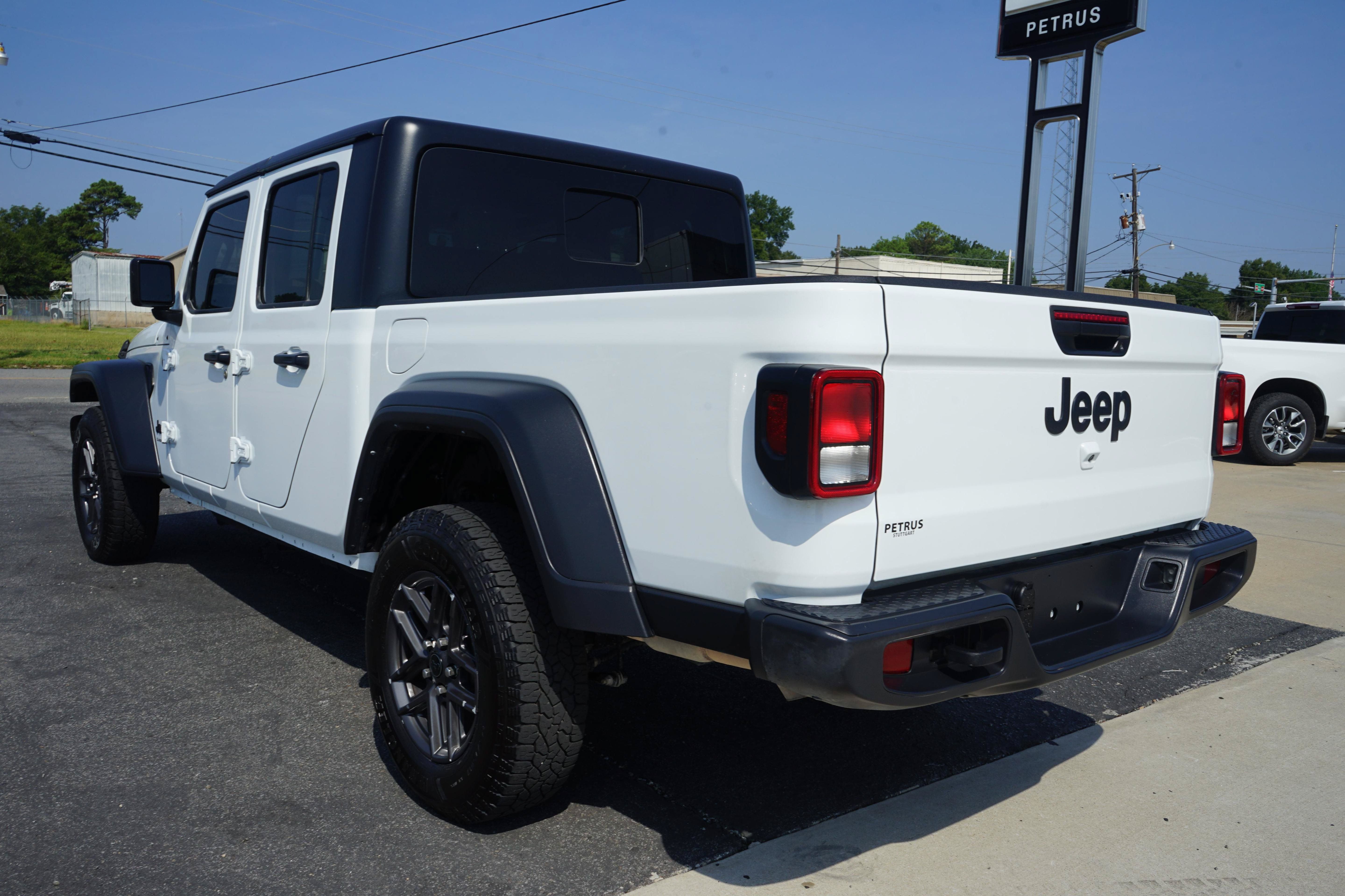 Used 2025 Jeep Gladiator Sport AWD/4WD image 3