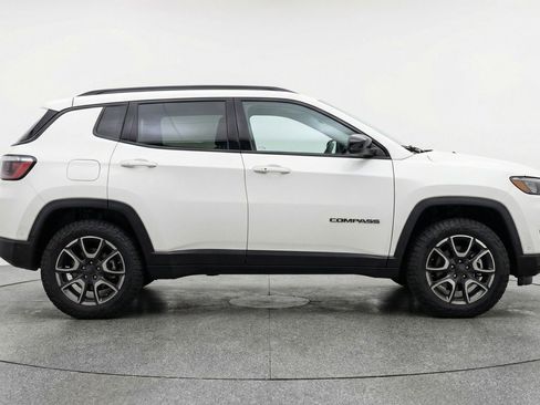Used 2025 Jeep Compass Trailhawk AWD/4WD image 11