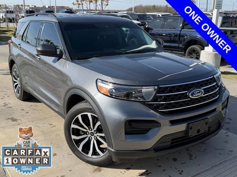 Used 2023 Ford Explorer XLT image 3