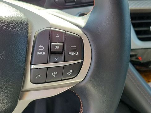 Used 2025 Ford Explorer Active AWD/4WD image 12