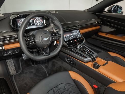 Used 2025 Aston Martin Vanquish Coupe image 3