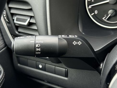 Used 2023 Nissan Rogue SV image 10