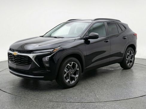 Used 2025 Chevrolet Trax LT FWD image 3
