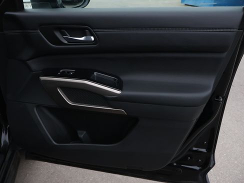 Used 2023 Nissan Pathfinder Platinum image 9