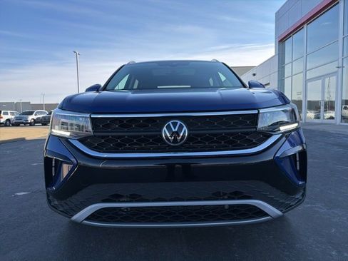 Used 2022 Volkswagen Taos SE w/ Panoramic Sunroof Package image 2