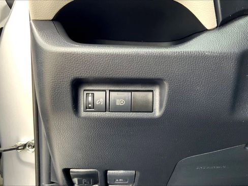 Used 2021 Toyota RAV4 XLE image 33