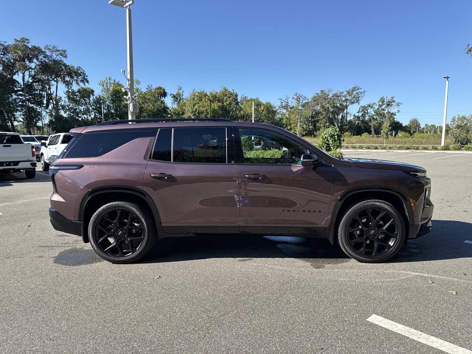 Used 2025 Chevrolet Traverse RS FWD image 2