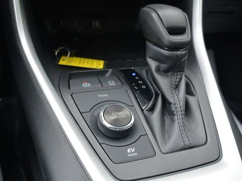 Used 2023 Toyota RAV4 XLE AWD/4WD image 17
