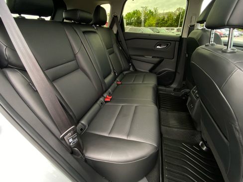 Used 2024 Nissan Rogue SV w/ SV Premium Package FWD image 19