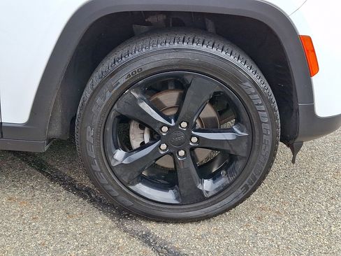 Certified 2023 Jeep Grand Cherokee Altitude image 9