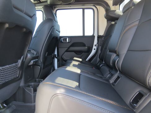 New 2025 Jeep Gladiator Sport image 17