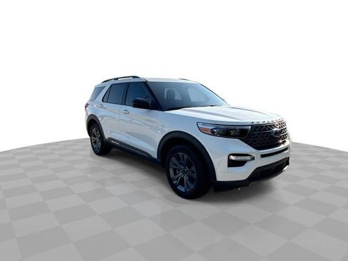 Used 2022 Ford Explorer XLT w/ Equipment Group 202A image 3