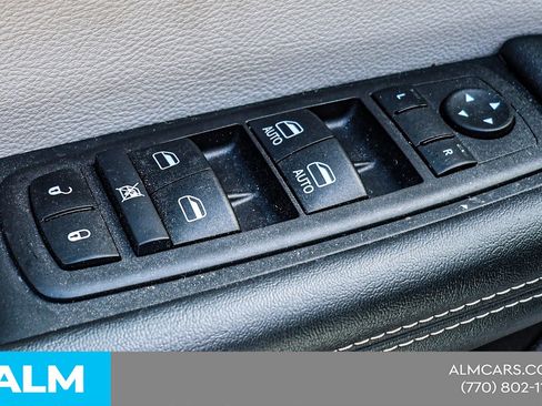 Used 2024 Chrysler Pacifica Touring-L image 39