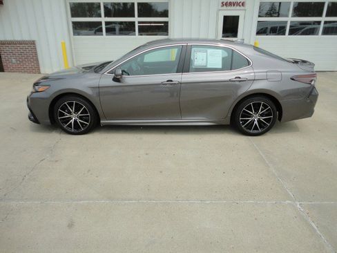Used 2022 Toyota Camry SE image 1