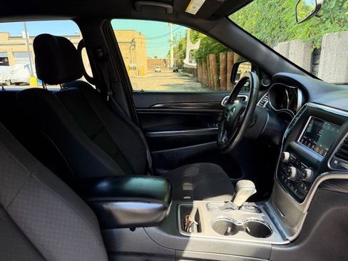 Used 2019 Jeep Grand Cherokee Laredo RWD image 19