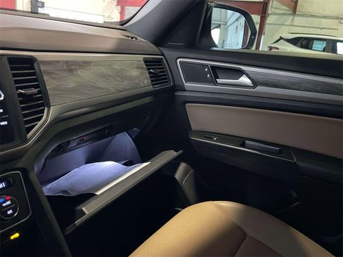 Used 2020 Volkswagen Atlas Cross Sport SE image 32