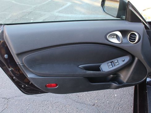 Used 2010 Nissan 370Z Coupe image 11