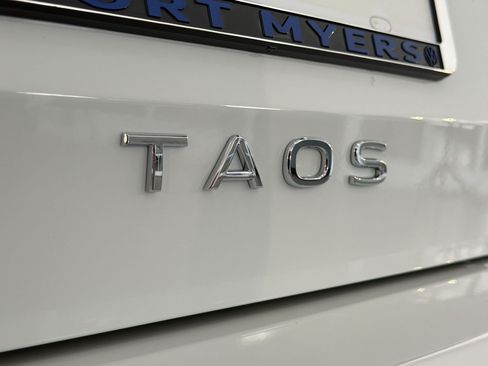 New 2026 Volkswagen Taos SE FWD image 32