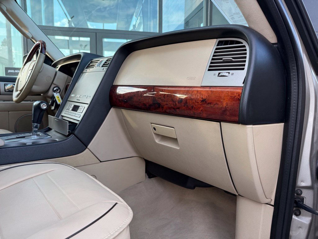 Used 2005 Lincoln Navigator Ultimate AWD/4WD image 17