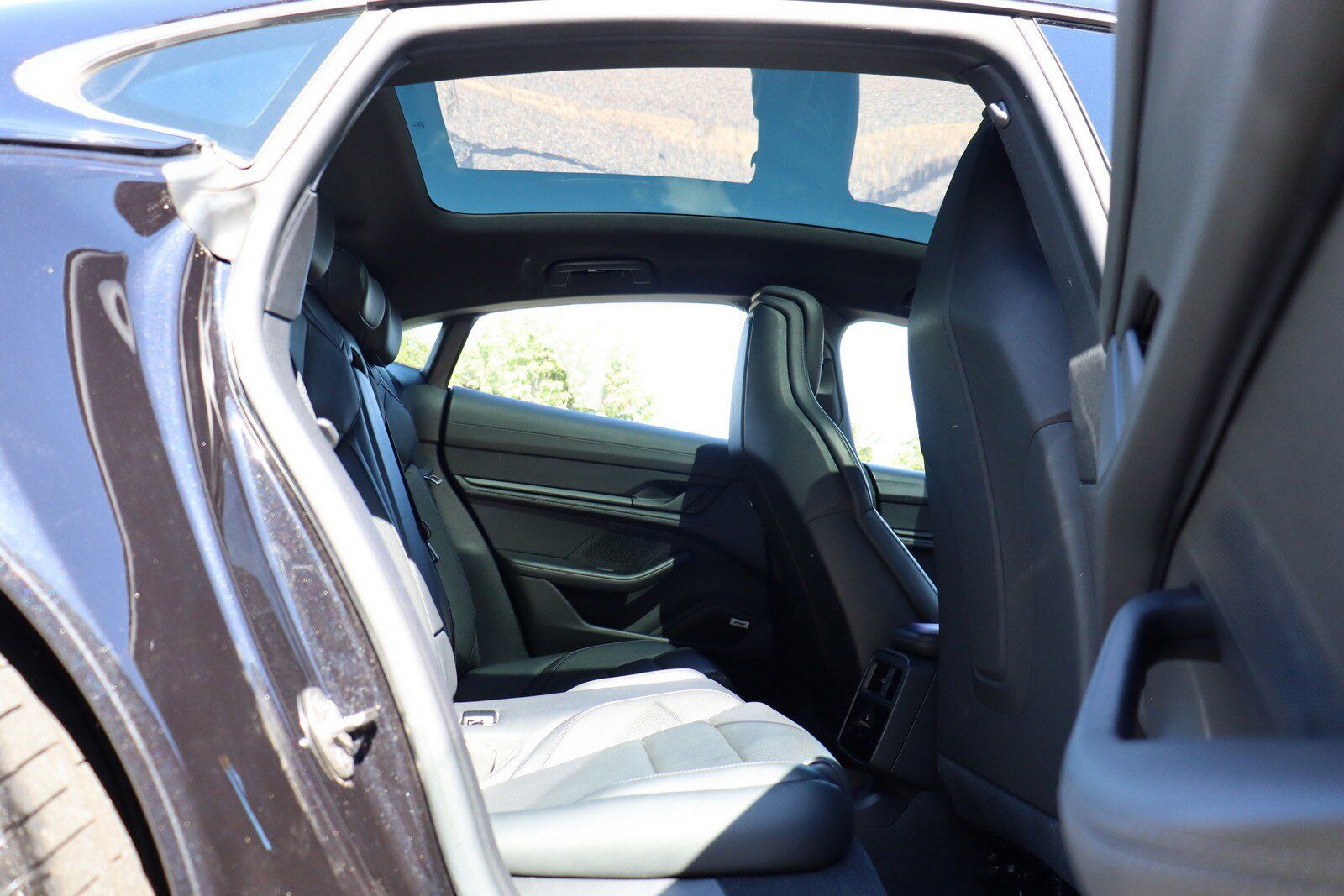 Used 2022 Porsche Taycan 4S AWD/4WD image 17