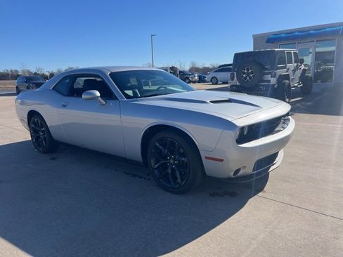 Used 2020 Dodge Challenger SXT w/ Plus Package image 4