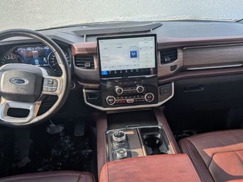 Used 2024 Ford Expedition Limited image 4