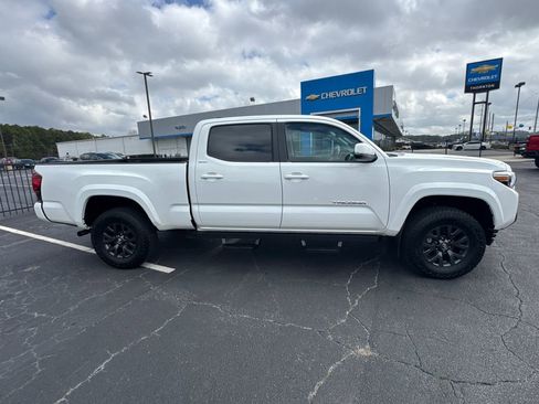 Used 2022 Toyota Tacoma SR5 w/ Technology Package image 5