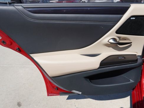 Used 2019 Lexus ES 350 Ultra Luxury image 32