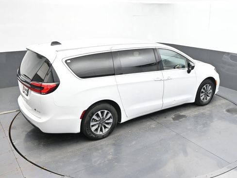 Used 2024 Chrysler Pacifica Limited FWD image 13