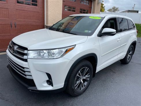 Used 2017 Toyota Highlander LE image 2