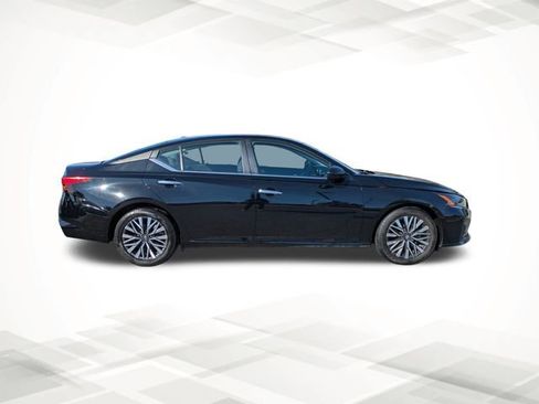 Used 2024 Nissan Altima 2.5 SV image 3