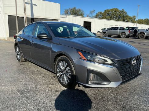 Used 2024 Nissan Altima 2.5 SV image 10