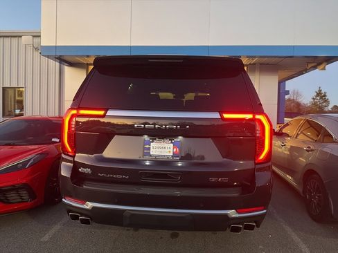 Used 2025 GMC Yukon Denali w/ Sun & Power Step Package image 8