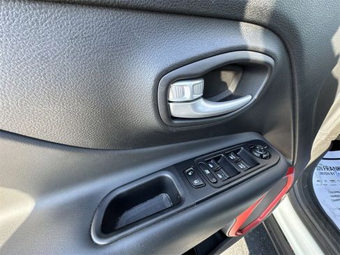 Used 2023 Jeep Renegade Trailhawk image 13