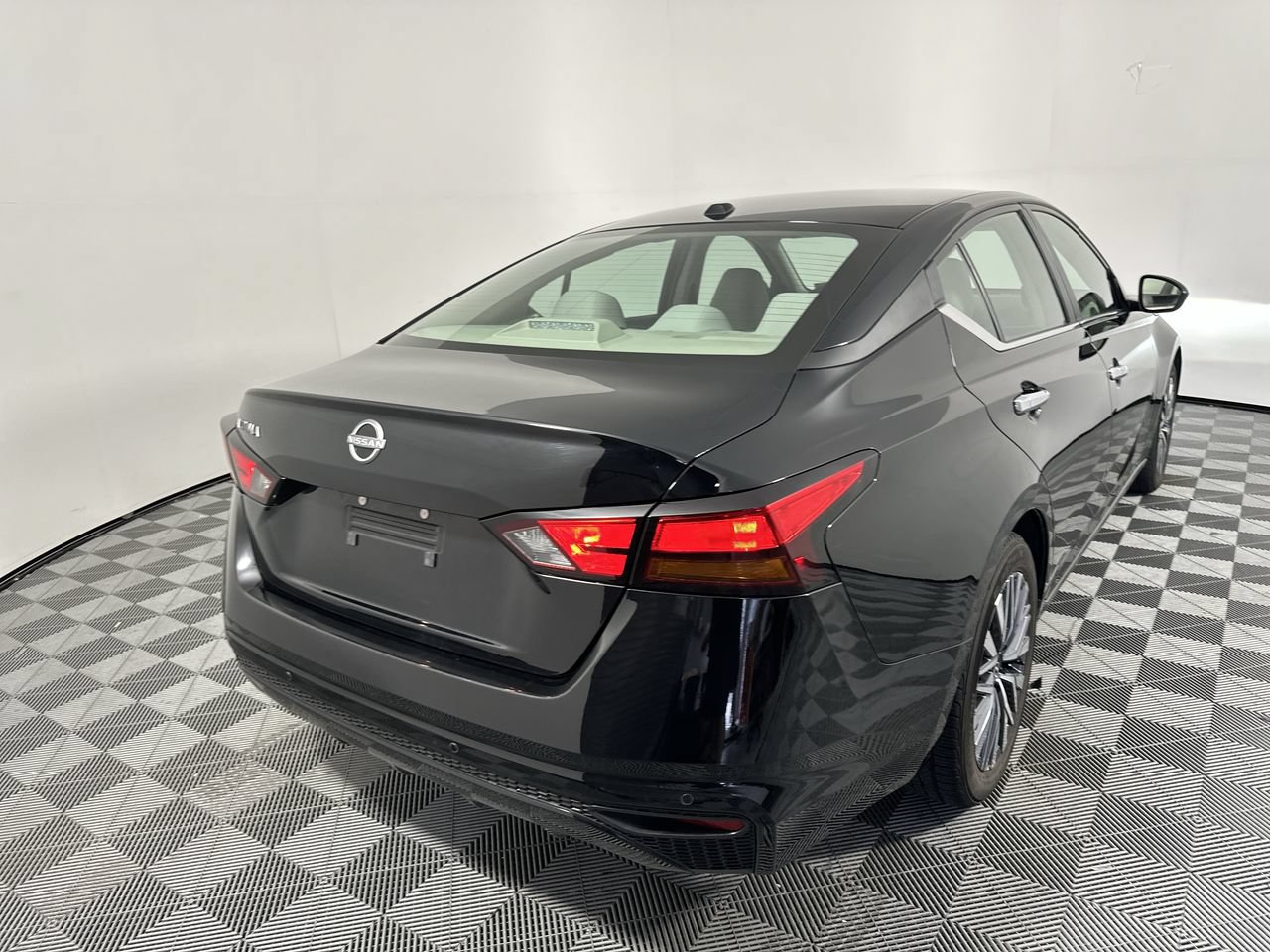 Used 2025 Nissan Altima 2.5 SV FWD image 19