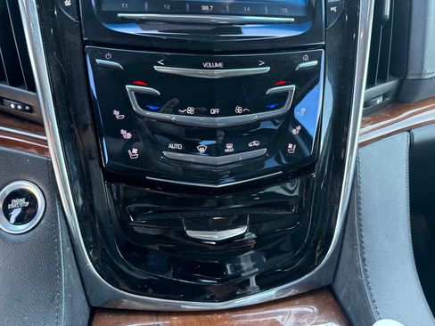 Used 2017 Cadillac Escalade Luxury RWD image 24
