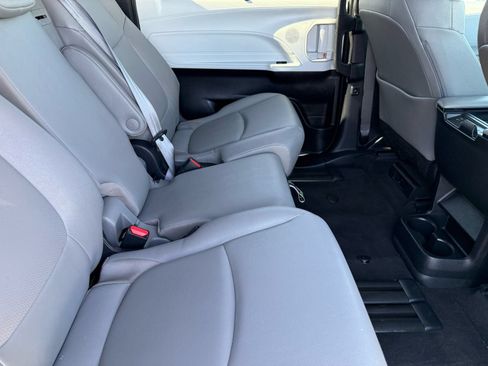Used 2025 Toyota Sienna XLE FWD image 29