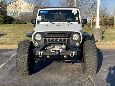 Used 2018 Jeep Wrangler Unlimited Rubicon w/ Connectivity Group image 2